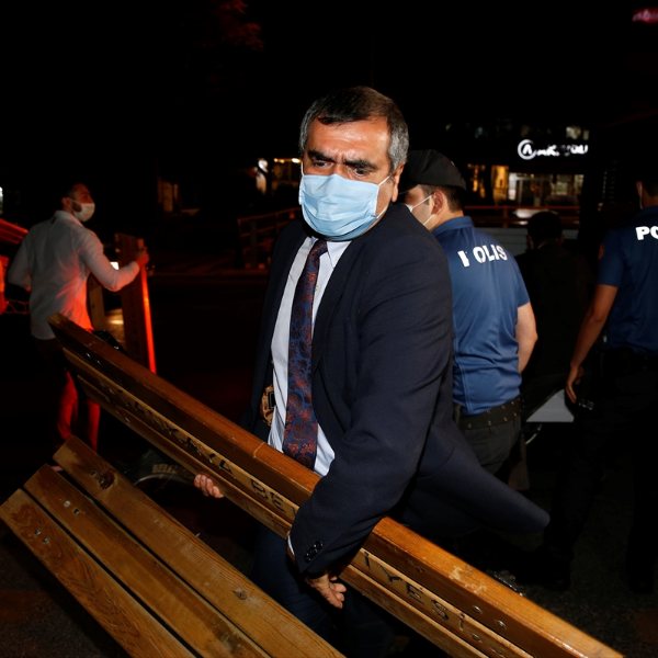 Ankara'da CHP'li vekiller baro eylemine bank taşıdılar #1