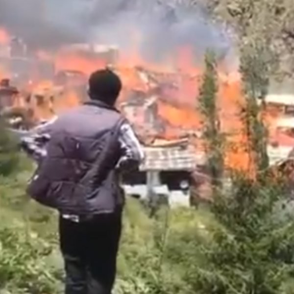 Artvin'deki köy evlerinde yangın çıktı #1