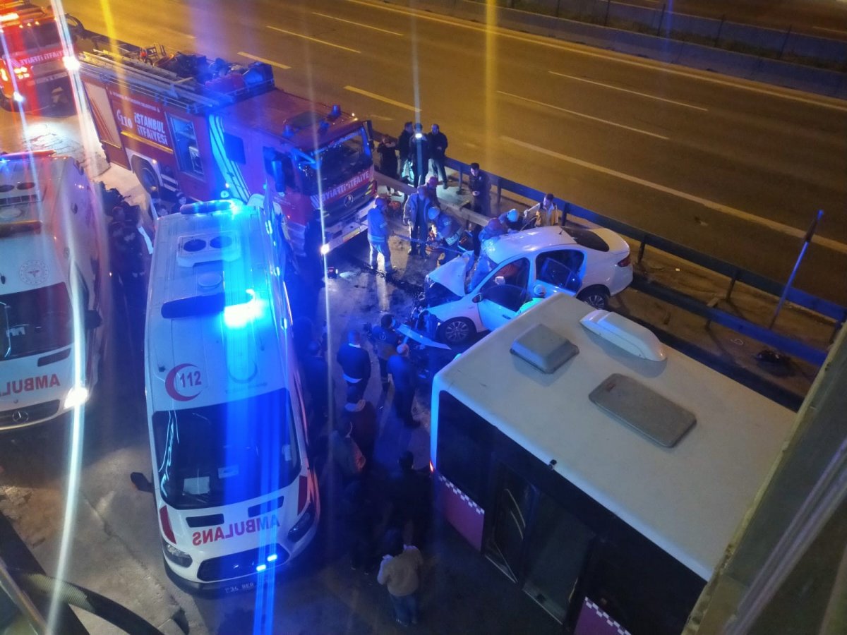 Ataşehir'de aşırı hızlı araç halk otobüsüne çarptı