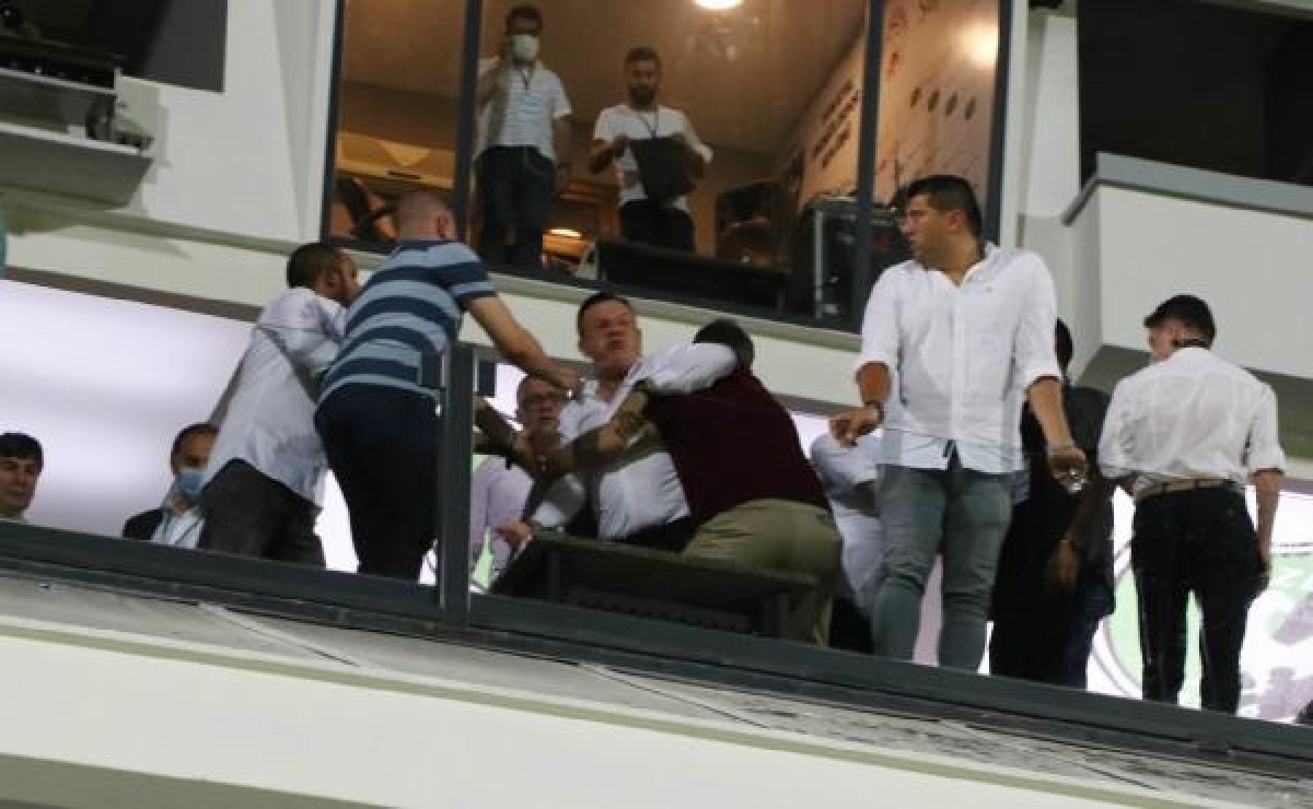 Denizlispor - Gaziantep FK maçı sonrası saha karıştı #5