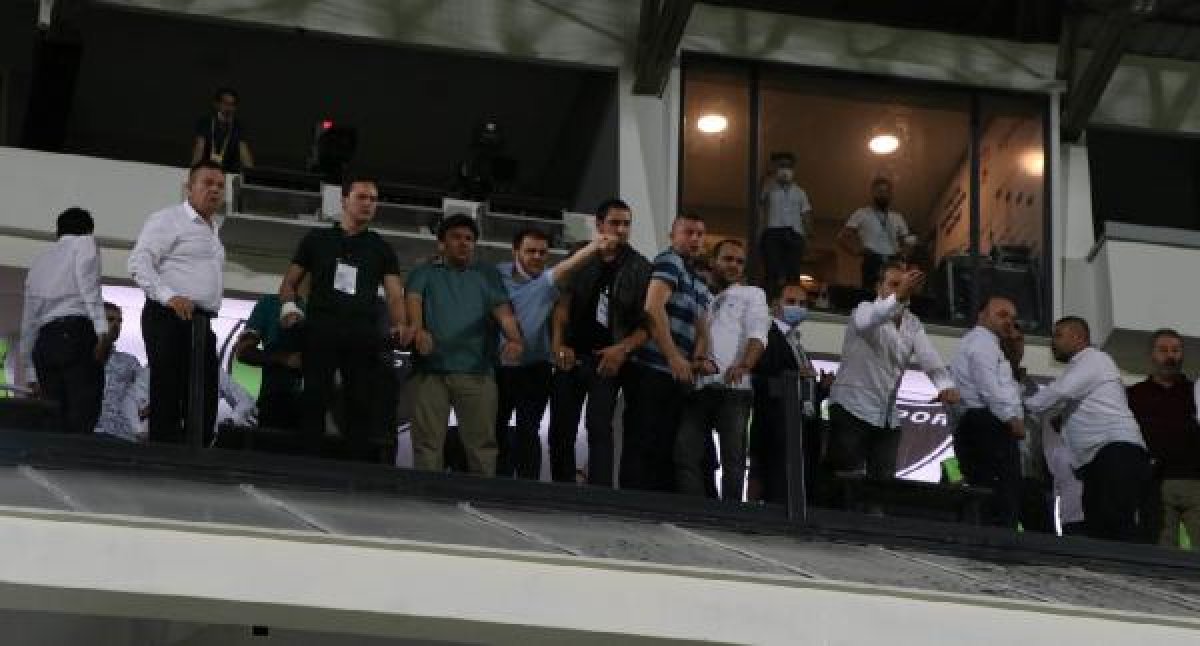 Denizlispor - Gaziantep FK maçı sonrası saha karıştı #6