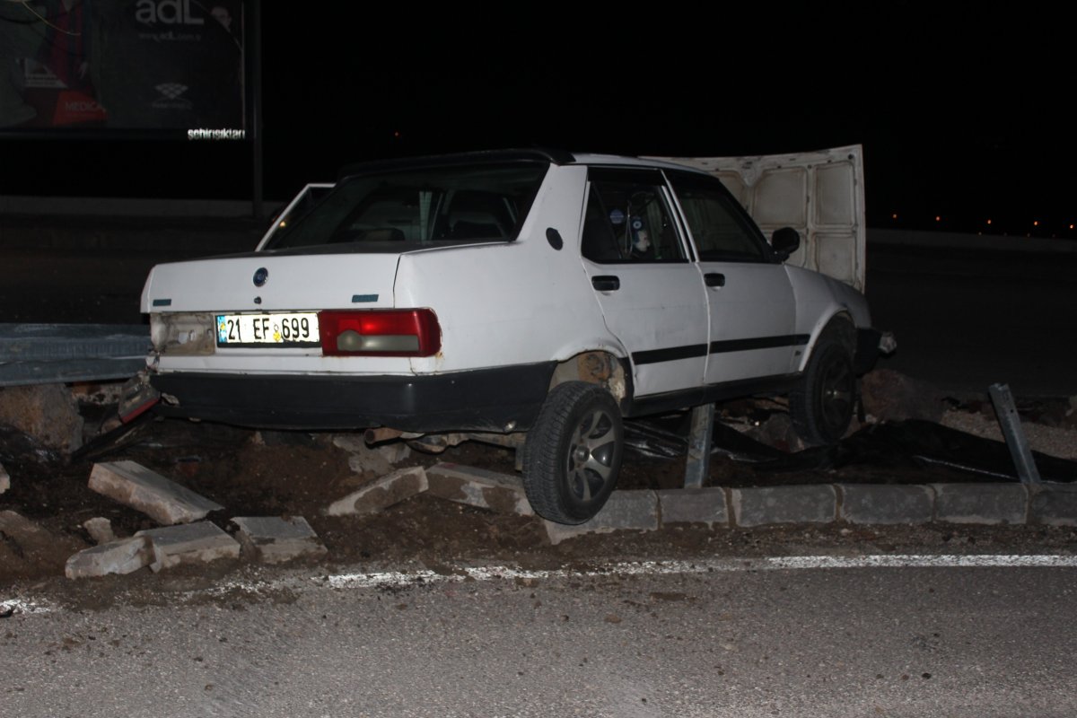 Elazığ'da bariyerlere çarpan araçtaki 3 kişi yaralandı