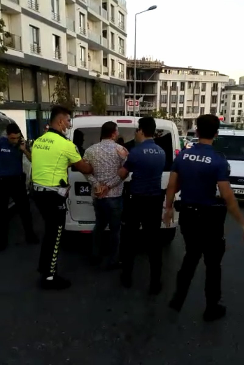 Esenyurt’ta polisi tehdit eden zorba sürücü gözaltına alındı #1