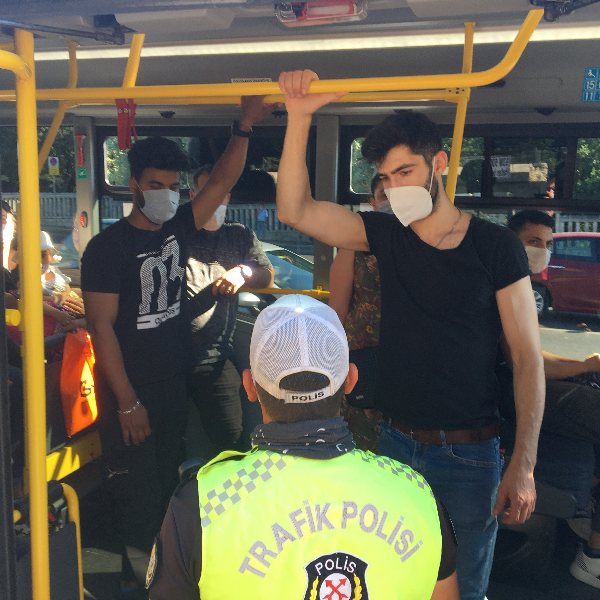 Fatih'te minibüsçü ceza yiyince yolculara kızdı #1