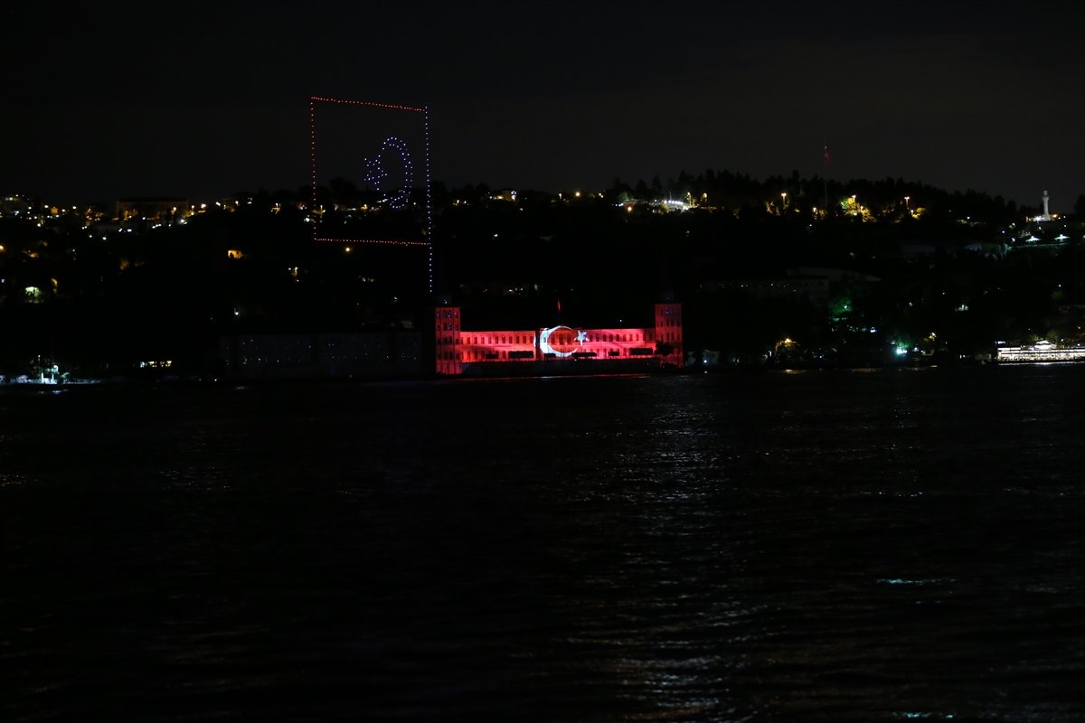 İstanbul Boğazı'nda drone'larla 15 Temmuz gösterisi #7