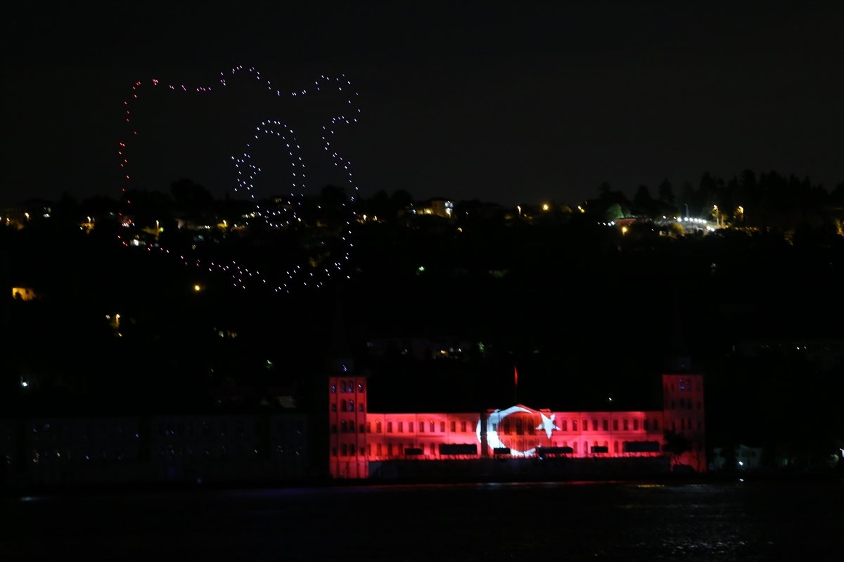İstanbul Boğazı'nda drone'larla 15 Temmuz gösterisi #8