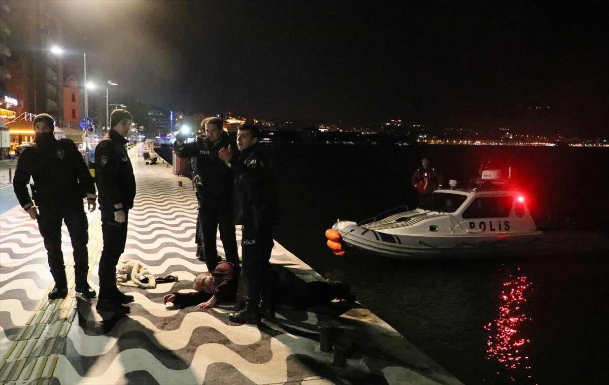 İzmir'de denize düşen yaşlı adamı polis kurtardı