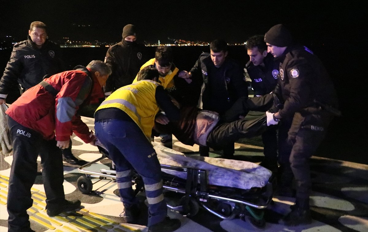 İzmir'de denize düşen yaşlı adamı polis kurtardı