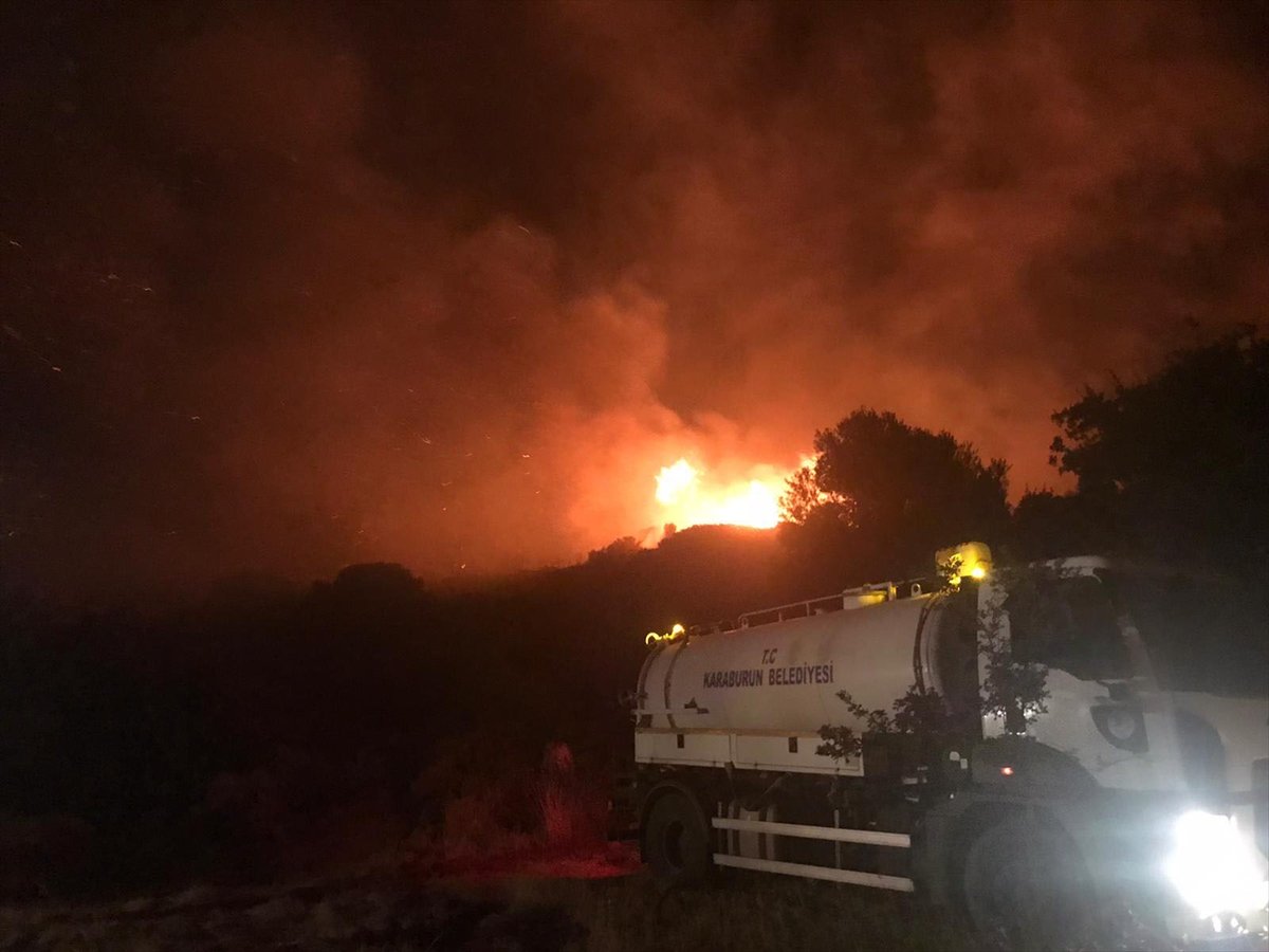 İzmir'de makilik alanda yangın, siteleri tehdit ediyor #3