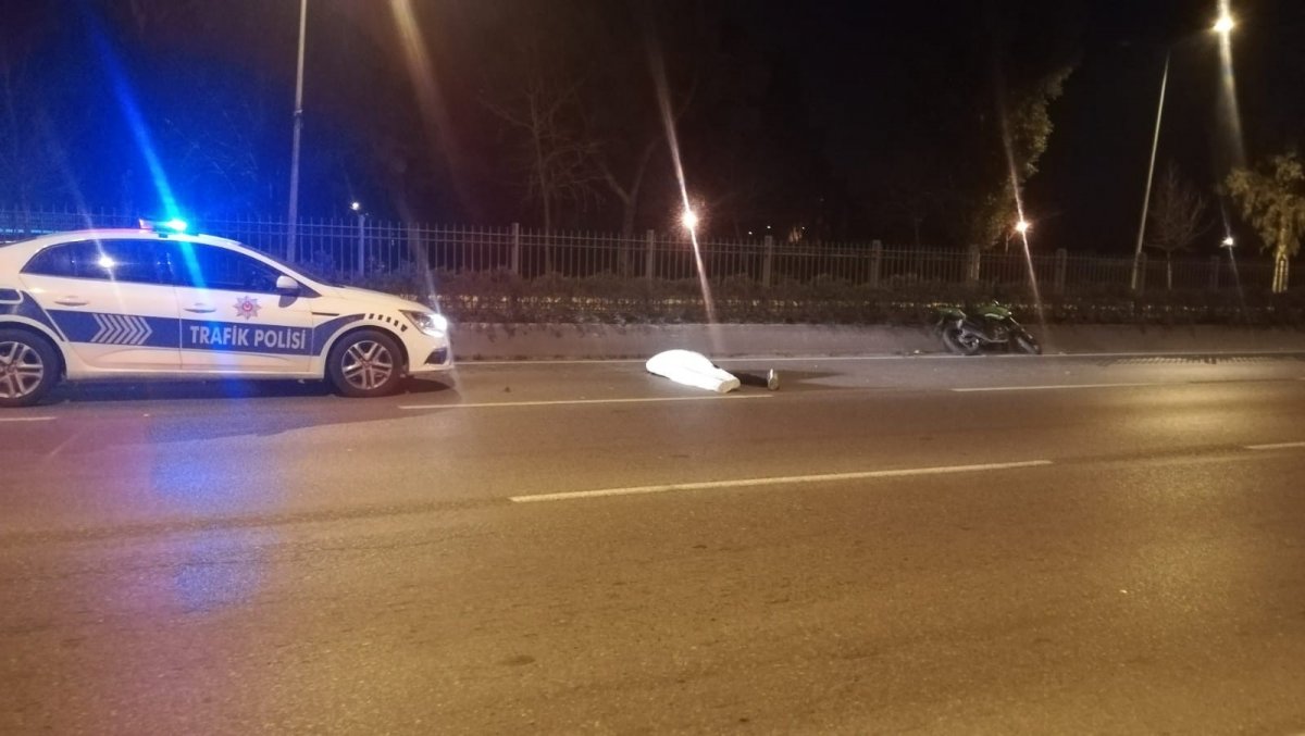 İzmir'de refüje çarpan motosikletli genç öldü