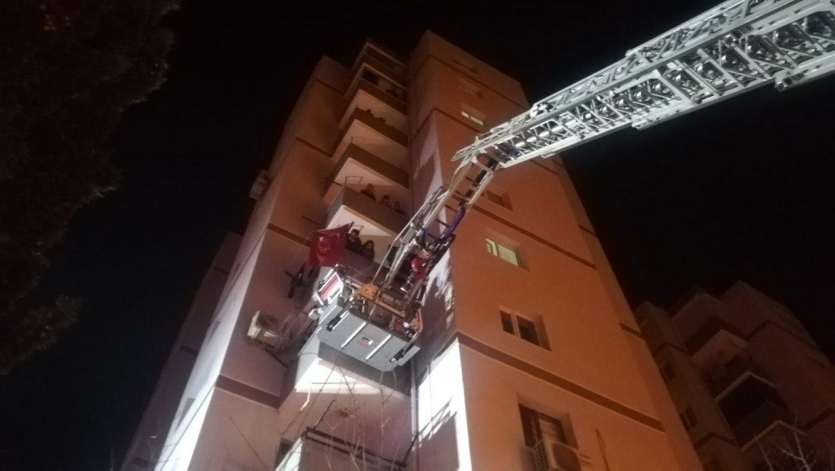 İzmir'deki yangında 10 kişi dumandan etkilendi