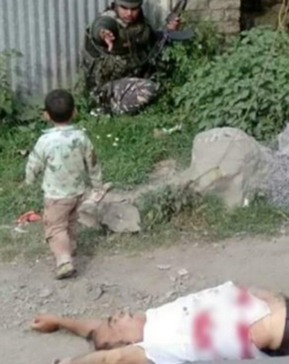 Keşmir'de, 3 yaşındaki çocuğun fotoğrafı infial yarattı #3