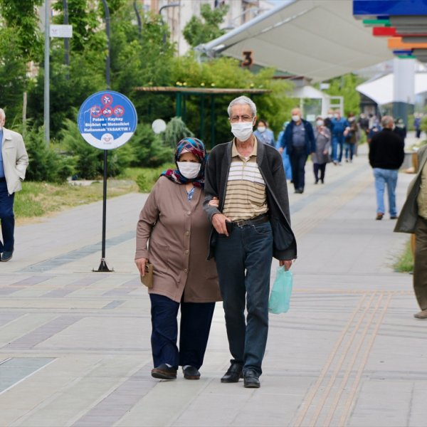 65 yaş ve üstü vatandaşlar tekrar sokağa çıktı