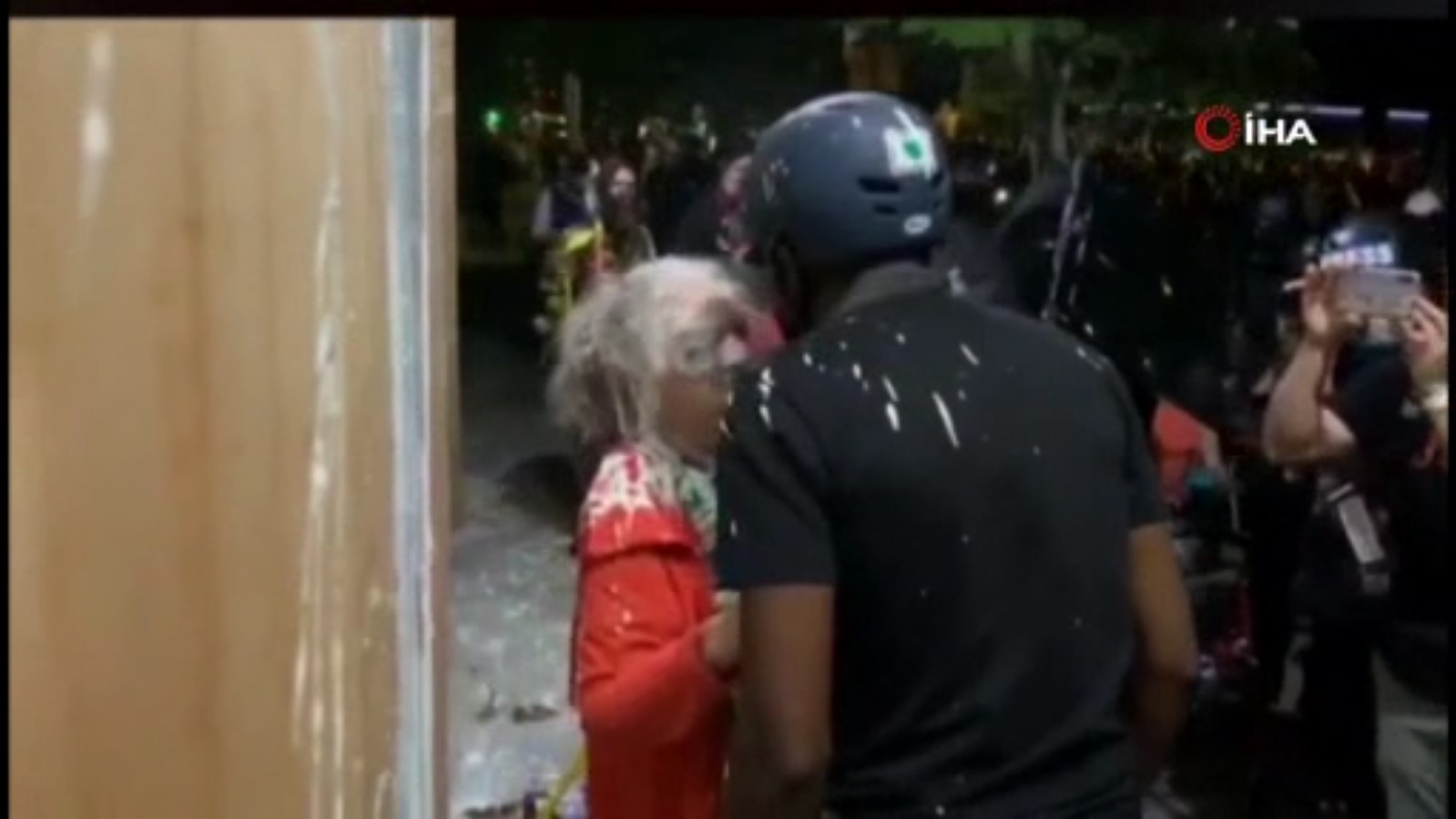 ABD de 2 yaşlı kadın göstericilerin saldırısına uğradı #1