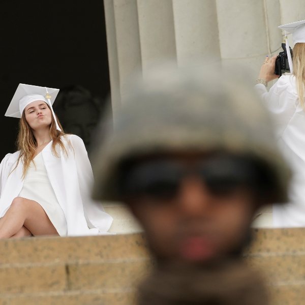 ABD'de asker gölgesinde mezuniyet