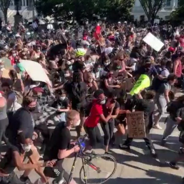 ABD'de göstericiler Beyaz Saray önünde polisle çatıştı