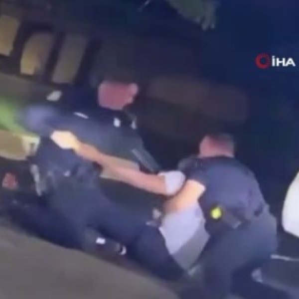 ABD'de polis 1 siyahi Amerikalıyı sokak ortasında vurdu
