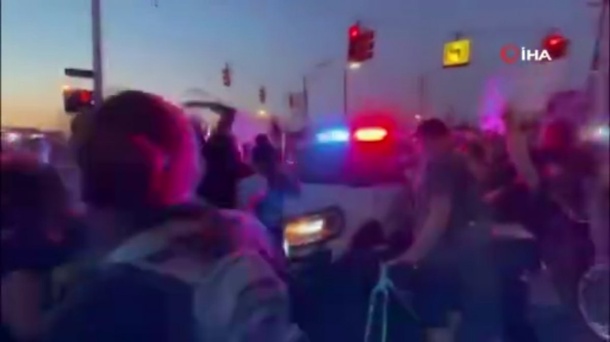 ABD'de polis göstericilerin üzerine aracı sürdü #4