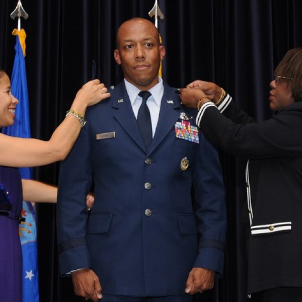 ABD'de siyahi general, Hava Kuvvetleri Komutanı oldu