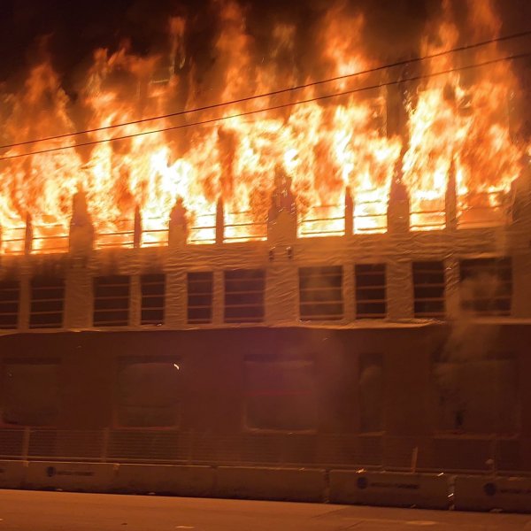 ABD’de yağmalanan dükkanlar ateşe verildi