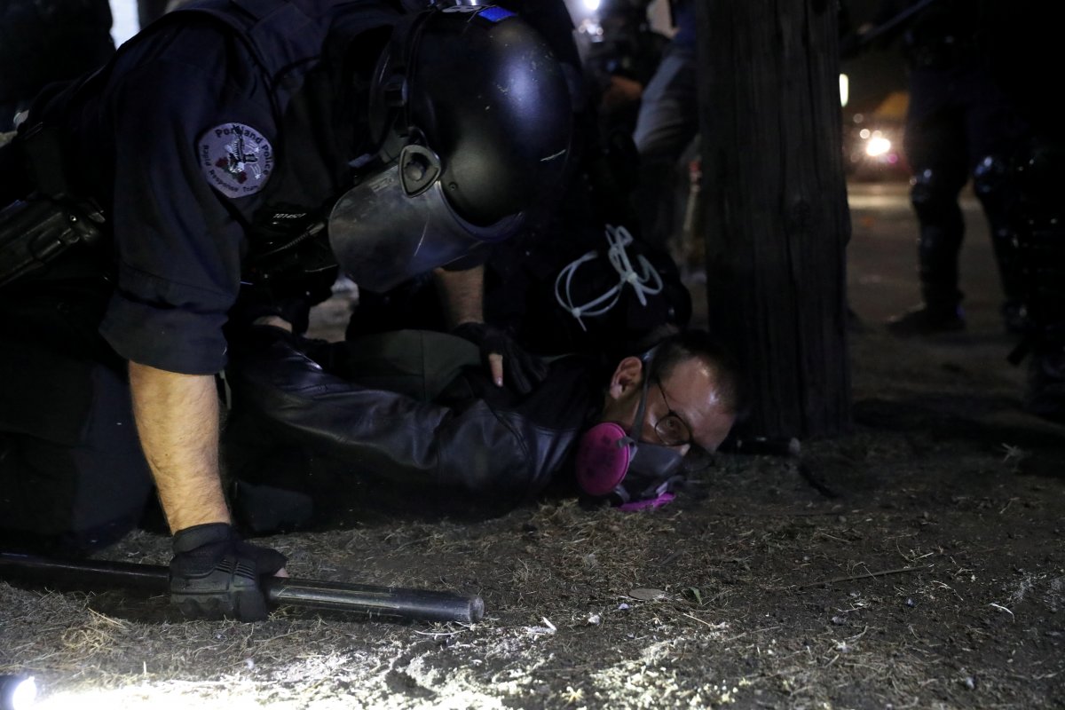 ABD polisi silahsız göstericileri döverek gözaltına aldı #2