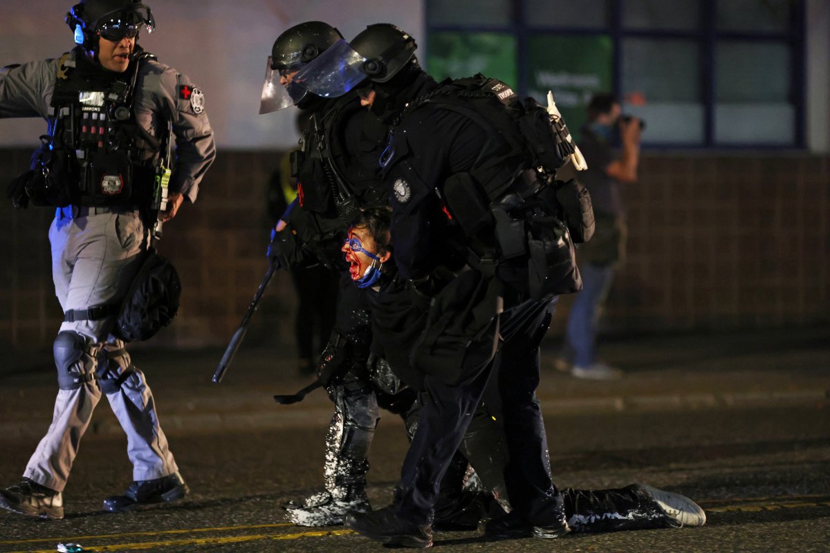 ABD polisi silahsız göstericileri döverek gözaltına aldı #3