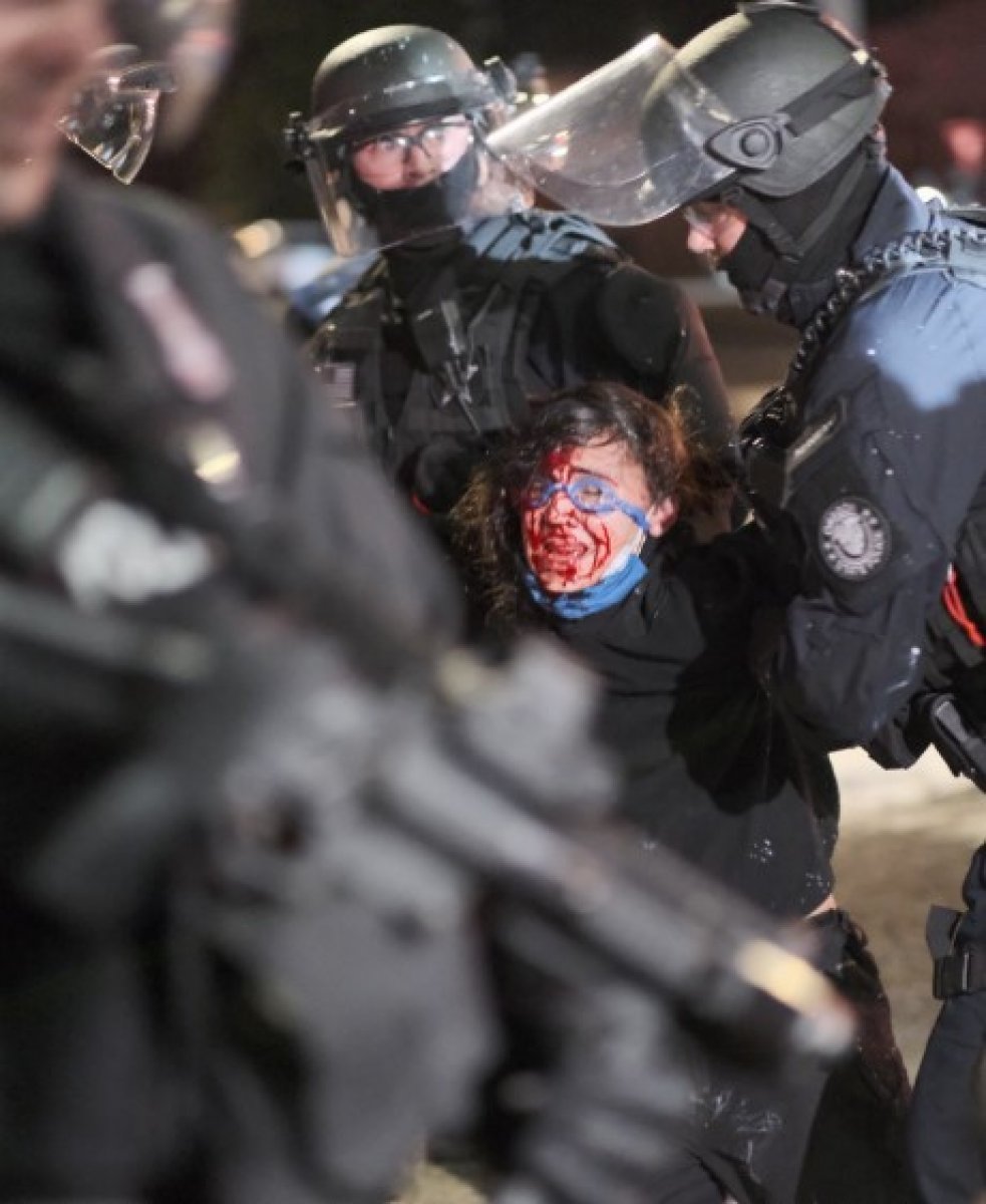 ABD polisi silahsız göstericileri döverek gözaltına aldı #4