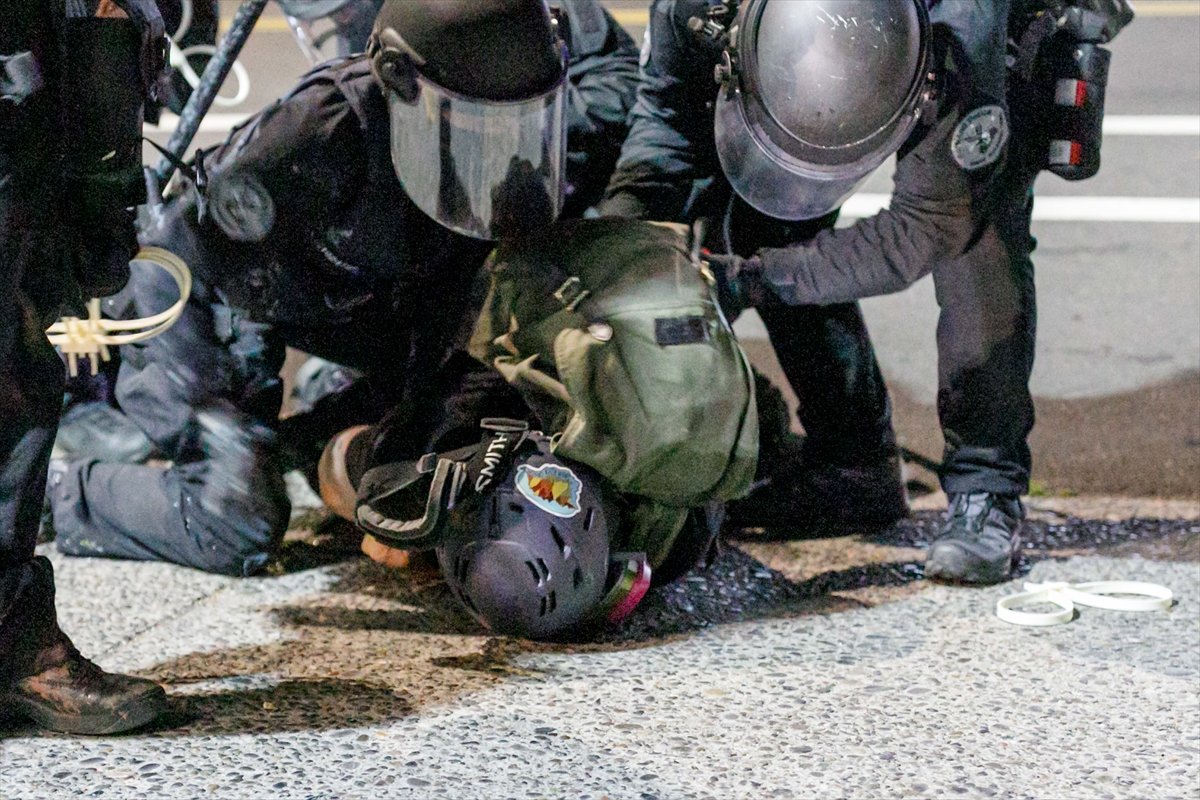 ABD polisi silahsız göstericileri döverek gözaltına aldı #10