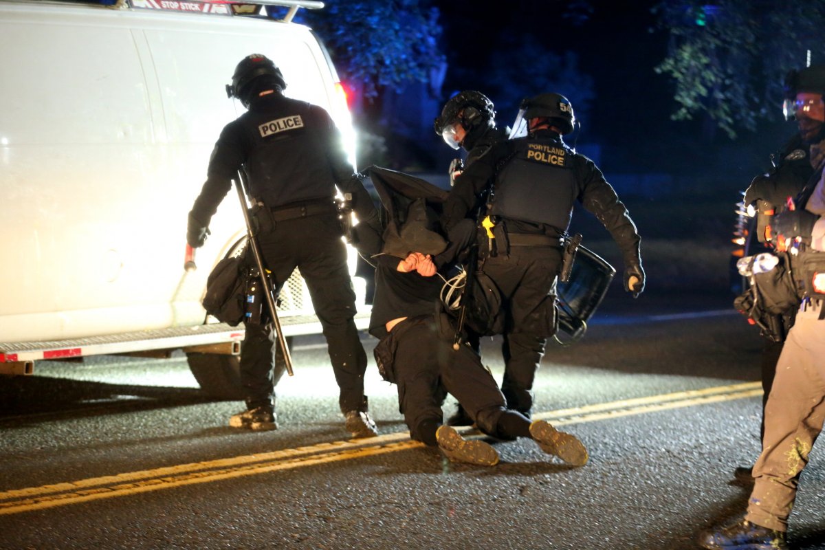 ABD polisi silahsız göstericileri döverek gözaltına aldı #11