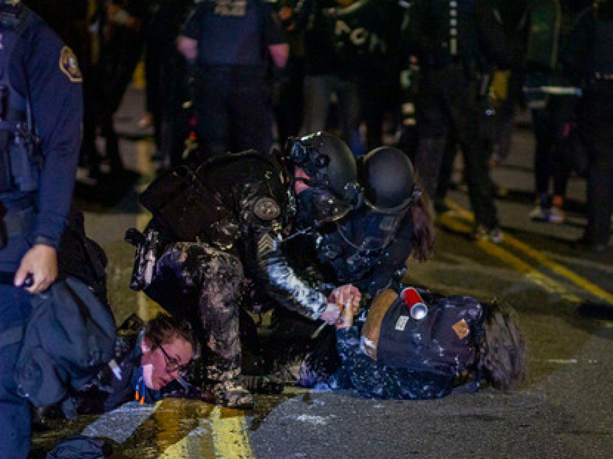 ABD polisi silahsız göstericileri döverek gözaltına aldı #15