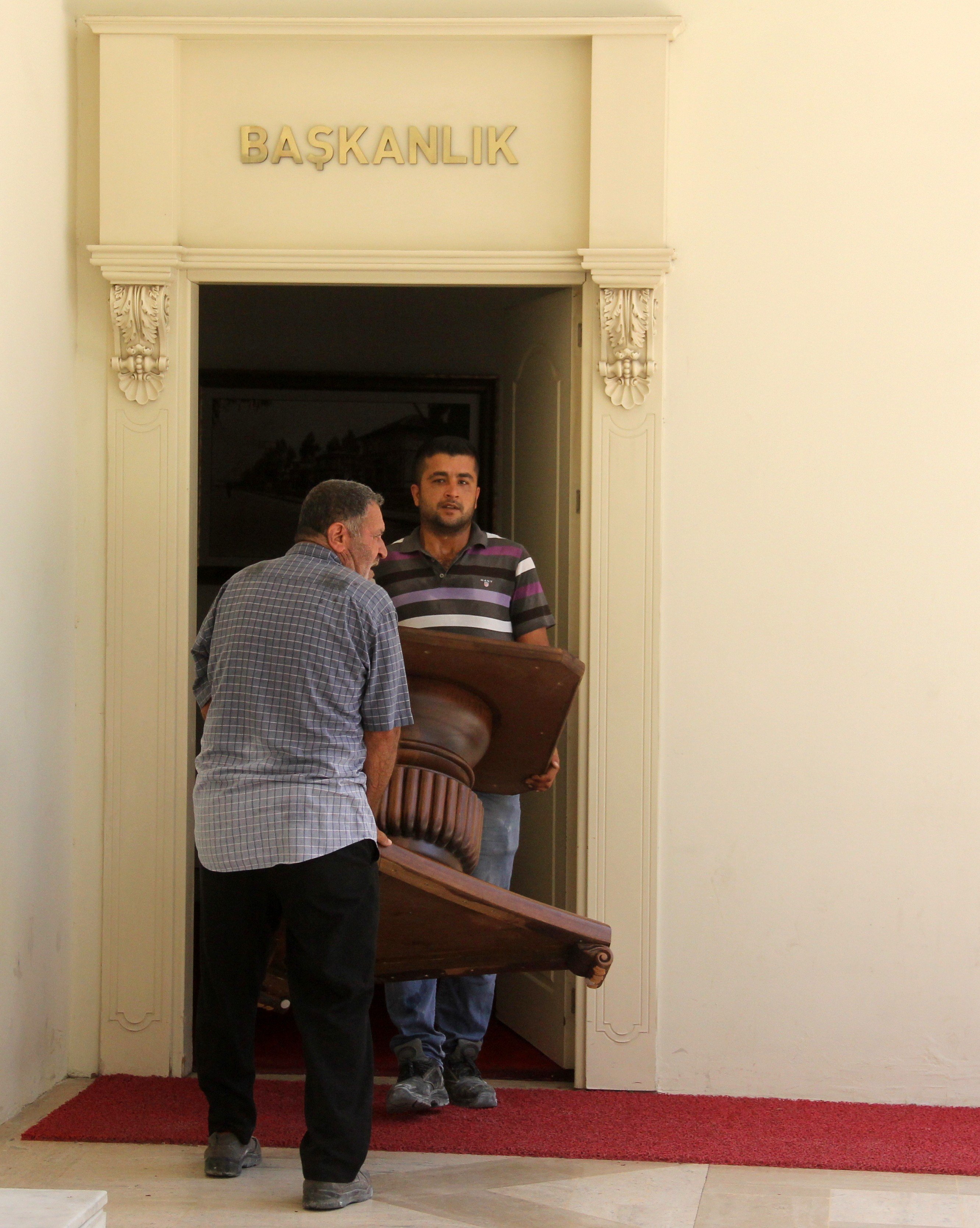 Adana Büyükşehir Belediye Başkanı'nın makam odasına haciz #1