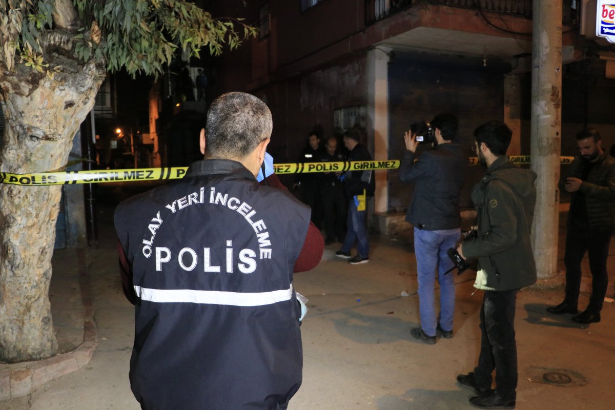 Adana'da 2 kişiye sokak ortasında silahlı saldırı