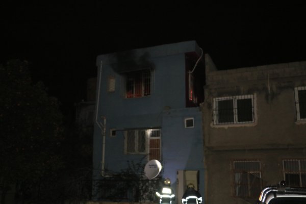 Adana'da bir kişi evini ateşe verdi