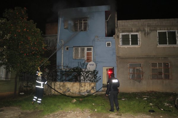 Adana'da bir kişi evini ateşe verdi
