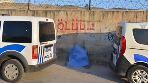 Adana'da bir kişinin cesedi duvar dibinde bulundu