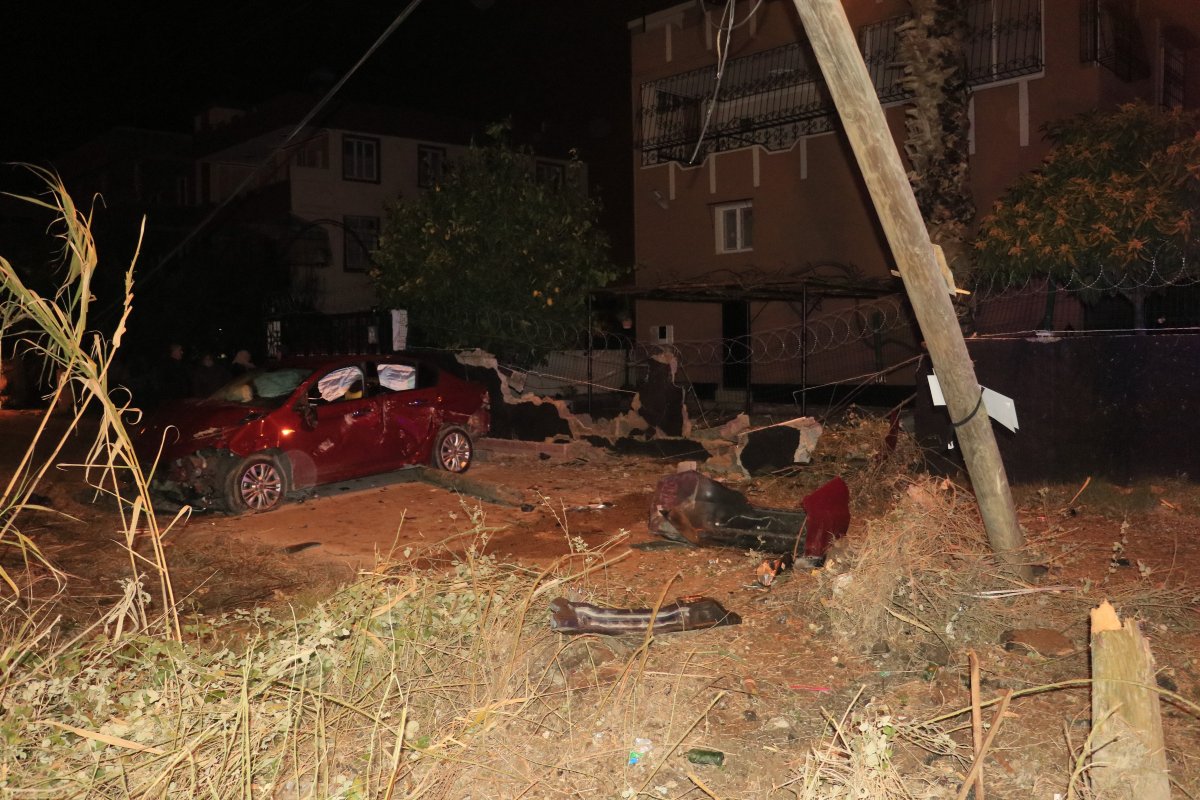 Adana'da hırsızlar ev duvarına çarptı