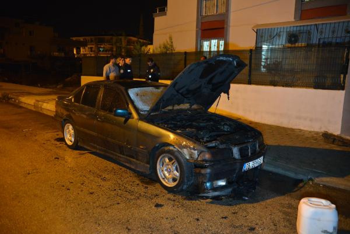 Adana'da otomobili yakıp sahibinin evine ateş açtı