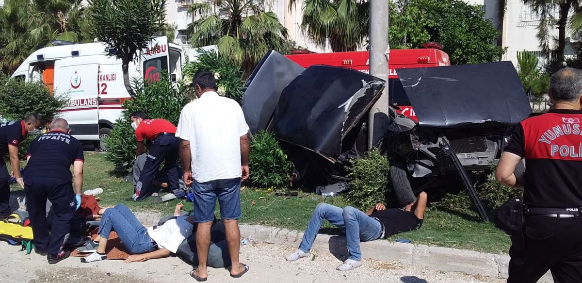 Adana'da sınava yetişmeye çalışırken kaza geçirdiler #3