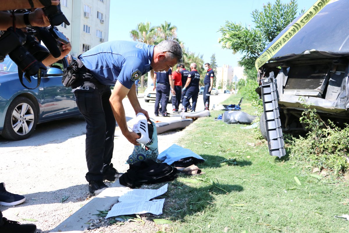 Adana'da sınava yetişmeye çalışırken kaza geçirdiler #4