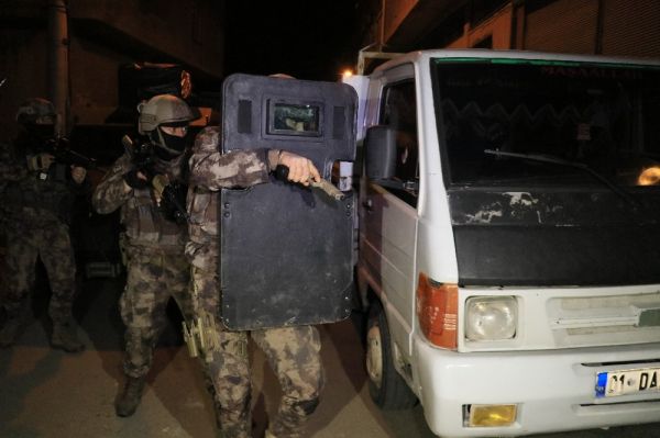 Adana’da sosyal medya teröristlerine operasyon
