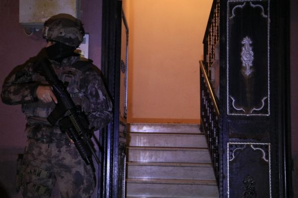 Adana’da sosyal medya teröristlerine operasyon