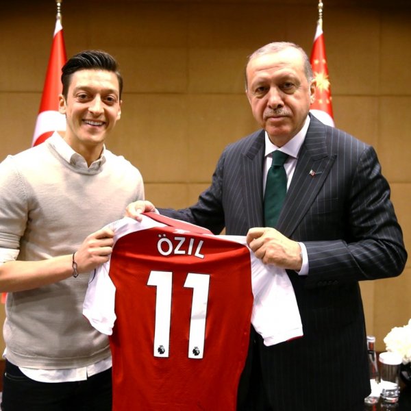 Adidas, Mesut Özil ile yollarını ayırma kararı aldı