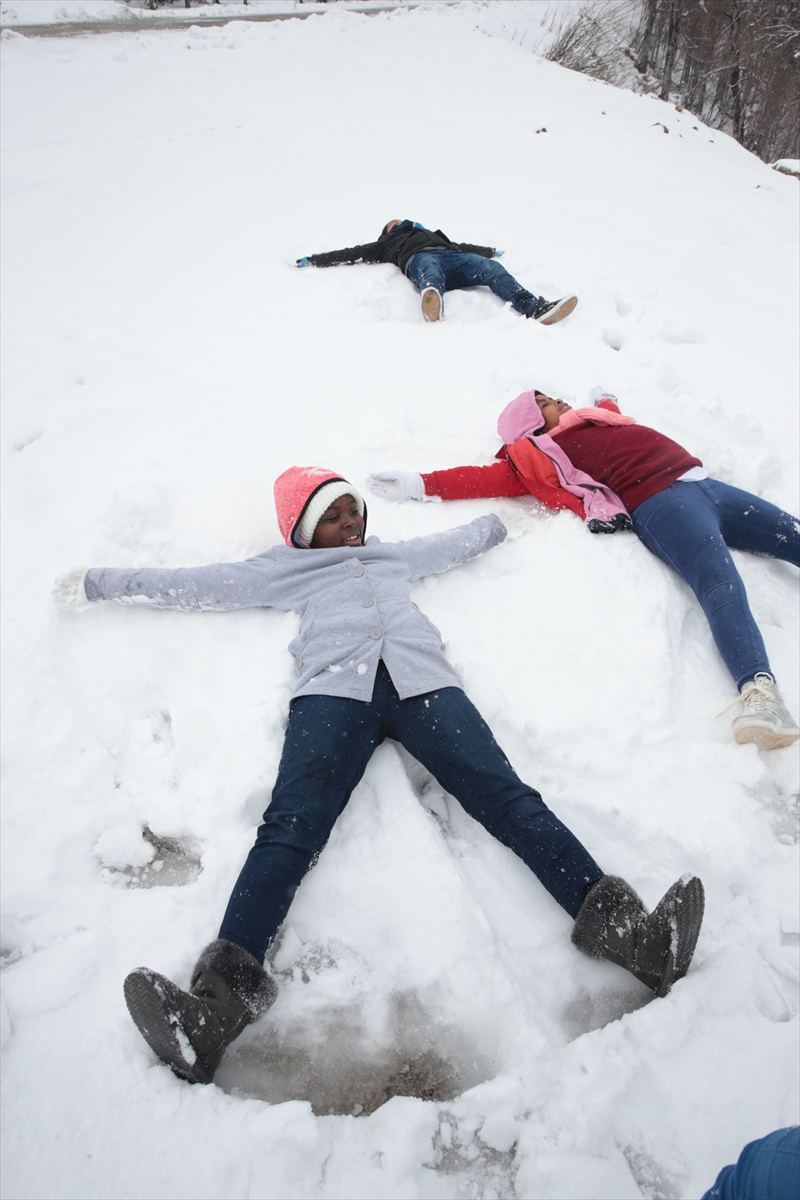 Afrika'dan gelen çocuklar ilk kez karla tanıştı