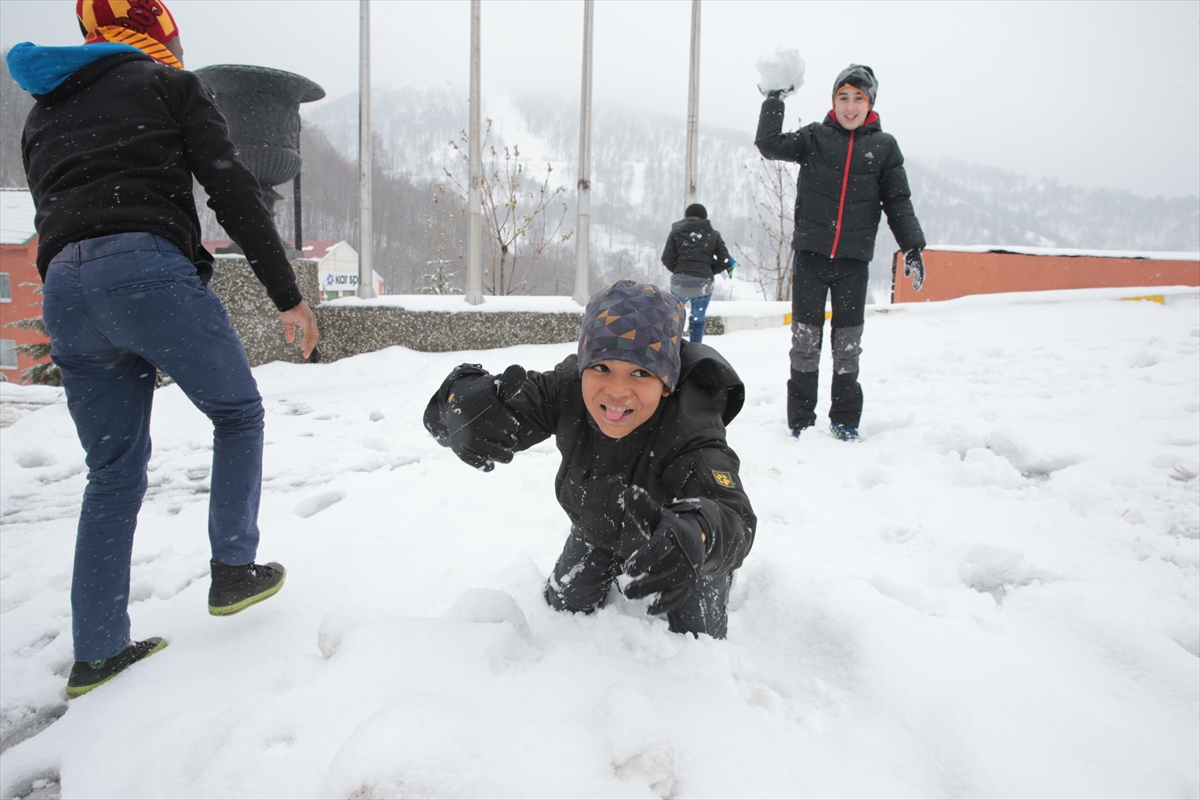 Afrika'dan gelen çocuklar ilk kez karla tanıştı