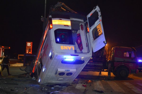Ağrı'da hasta taşıyan ambulans kaza yaptı: 1 ölü 9 yaralı
