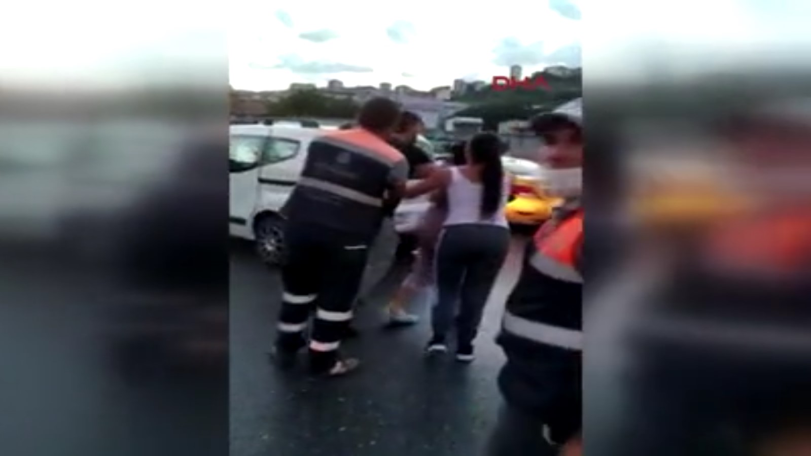 Alibeyköy de bir kişi trafikte kadına saldırdı #3