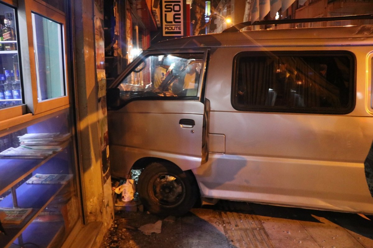 Alkollü sürücü bir araca çarptıktan sonra dükkana girdi