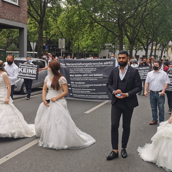 Almanya'da düğün sektörü temsilcileri protestoda