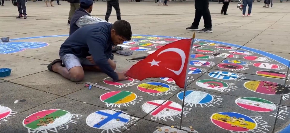 Almanya da ülke bayraklarını yere çizen sanatçı Türk bayrağını asmayı tercih etti #1