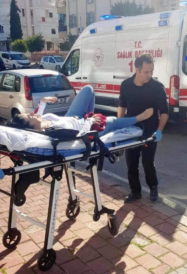 Antalya'da bir kişi boşandığı eşini takip edip, vurdu